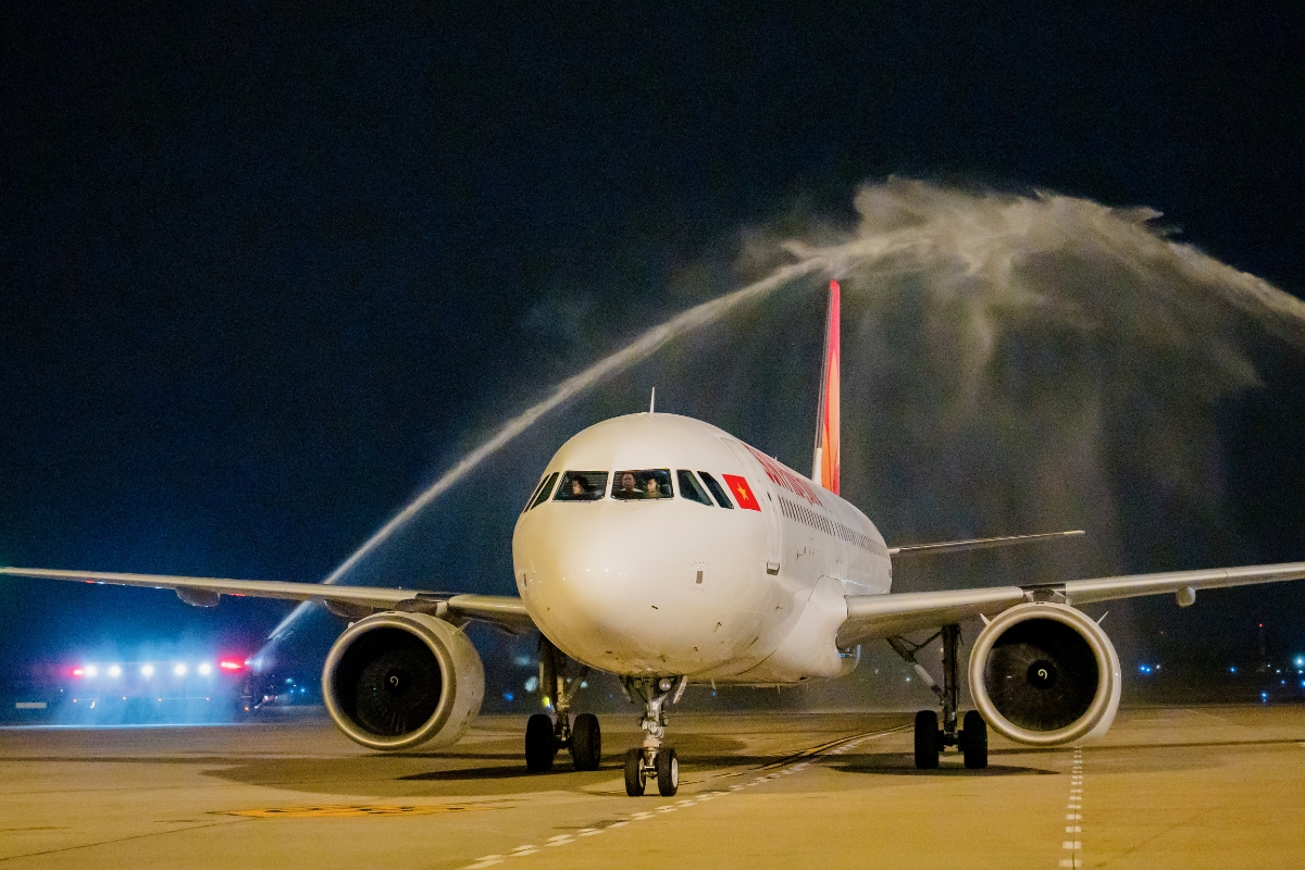 Nghi lễ phun vòi rồng chào đón máy bay.