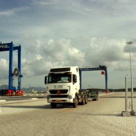 Với mô hình đặc thù mới ở Việt Nam như khu thương mại tự do (FTZ) rất cần “chiếc áo rộng hơn” để vươn mình, trong đó thể chế phải nâng cấp trước.