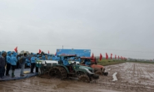 Lễ khởi động mô hình canh tác lúa hiệu quả cao, phát thải thấp, gắn với trình diễn công nghệ cơ giới hoá gieo sạ hàng kết hợp vùi phân, tại xã Tân An, TP Hải Phòng.