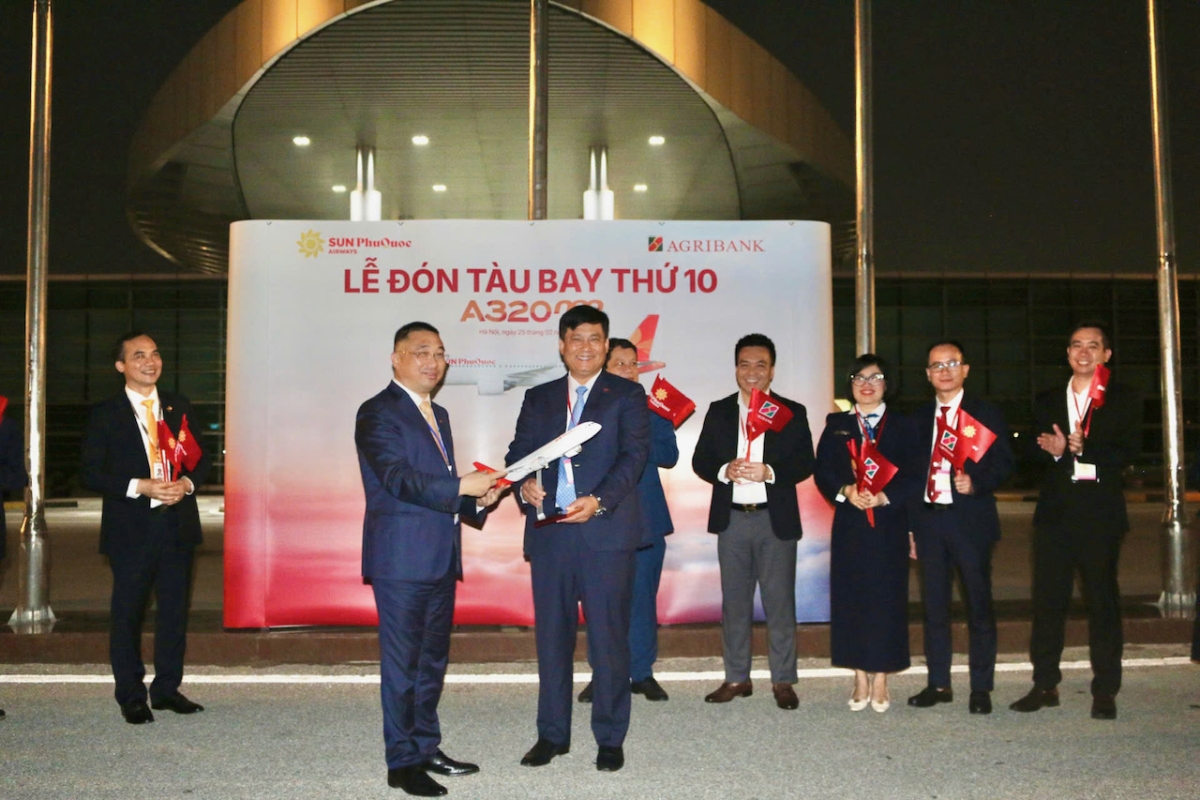 Ông Phạm Toàn Vượng - Thành viên HĐTV, Tổng Giám đốc Agribank nhận mô hình máy bay tượng trưng từ đại diện hãng bay tại Lễ đón tàu bay.