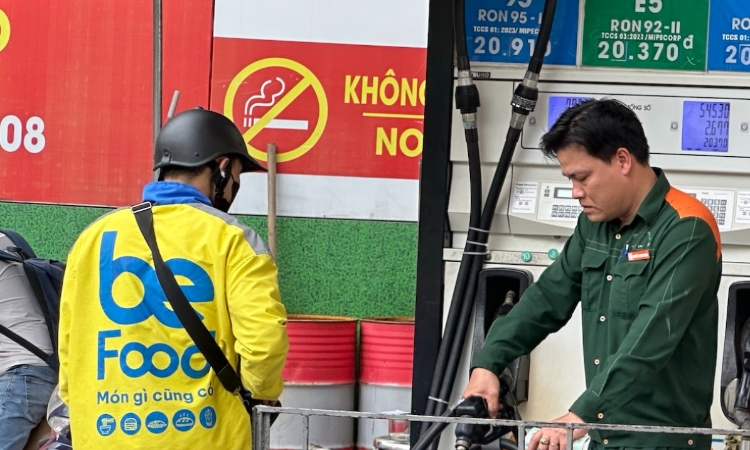 Giá xăng RON95 tăng gần 1.000 đồng/lít