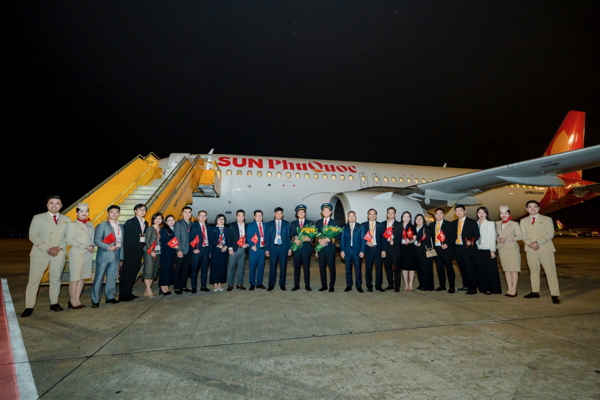 Ông Phạm Toàn Vượng - Thành viên HĐTV, Tổng Giám đốc Agribank (thứ 12 từ trái sang) chụp ảnh lưu niệm cùng phi hành đoàn.