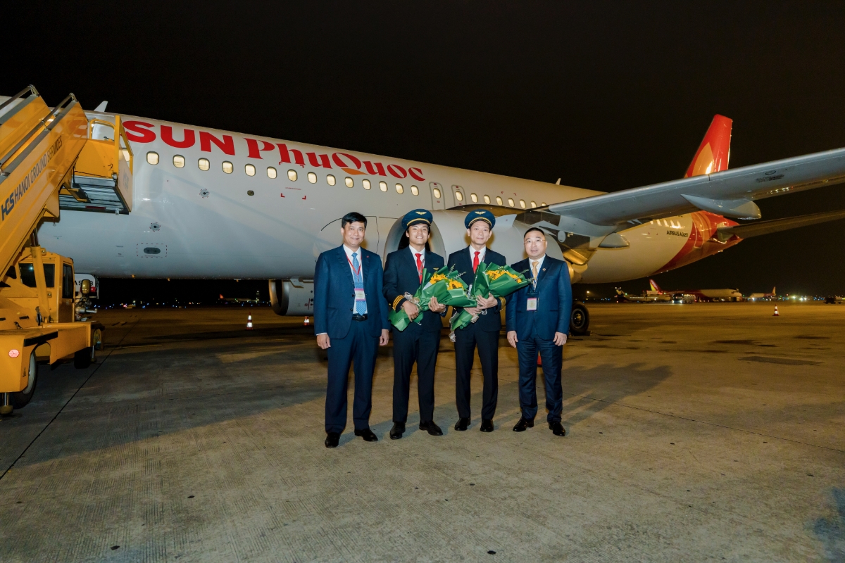 Ông Phạm Toàn Vượng - Thành viên HĐTV, Tổng Giám đốc Agribank cùng lãnh đạo Sun Group và đại diện Công ty TNHH Hàng không Mặt trời Phú Quốc tặng hoa cơ trưởng và cơ phó tàu bay.