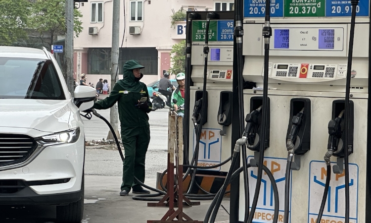 Giá dầu thế giới tăng, nguy cơ ảnh hưởng cung cầu xăng dầu trong nước