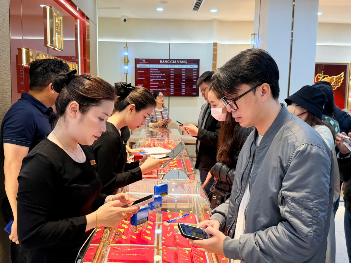 Các chuyên gia khuyến cáo nhà đầu tư thận trọng, tránh chạy theo cú tăng ngắn hạn của giá vàng.