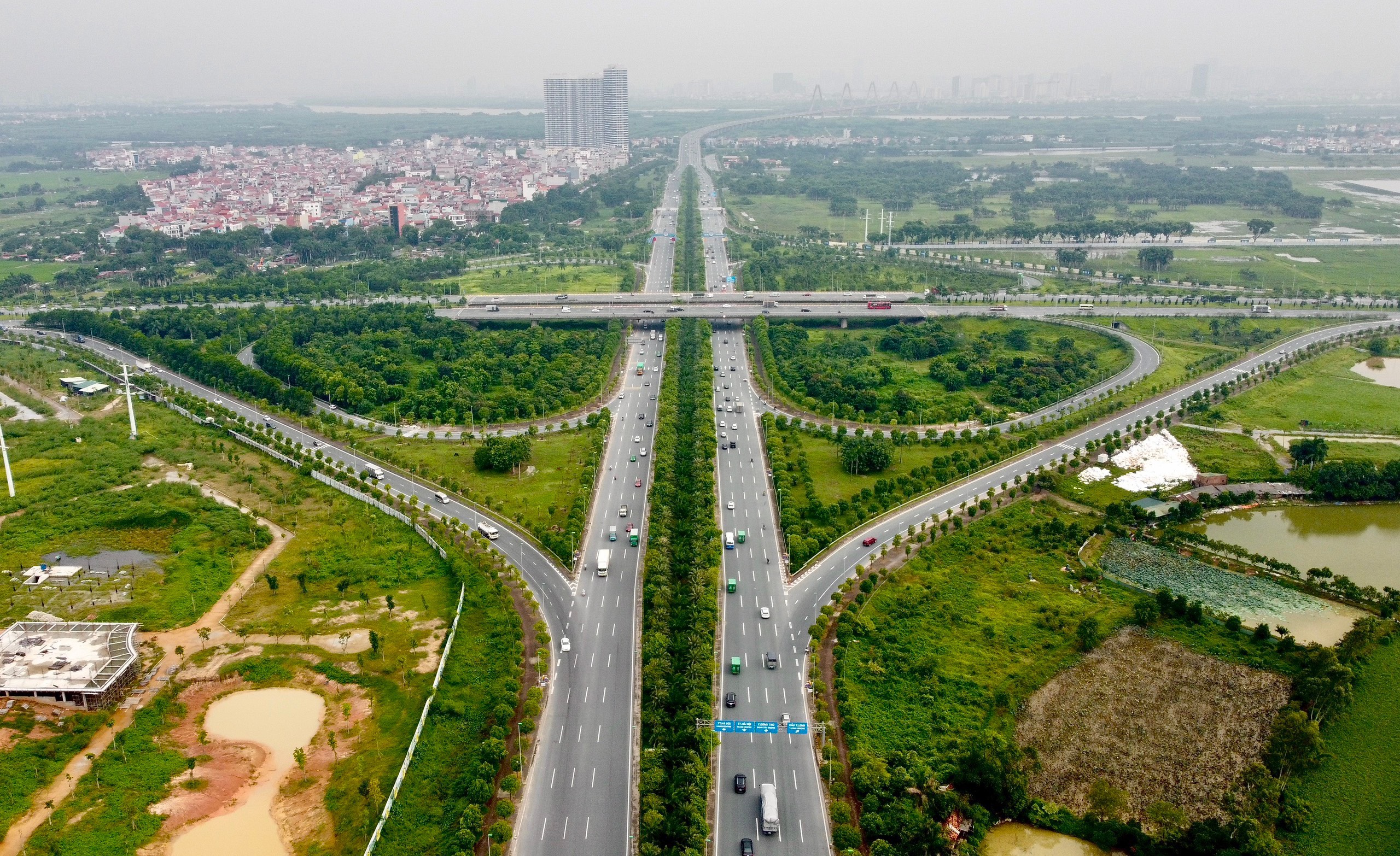 Đại gia địa ốc ‘vung tiền’ gom đất, hết thời ‘neo giá ảo’
