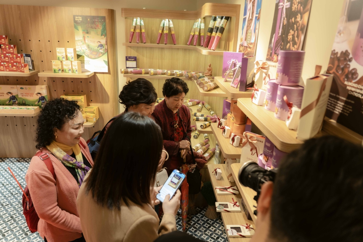 Không gian trưng bày thu hút đông đảo người tiêu dùng đến tham quan và mua sắm.