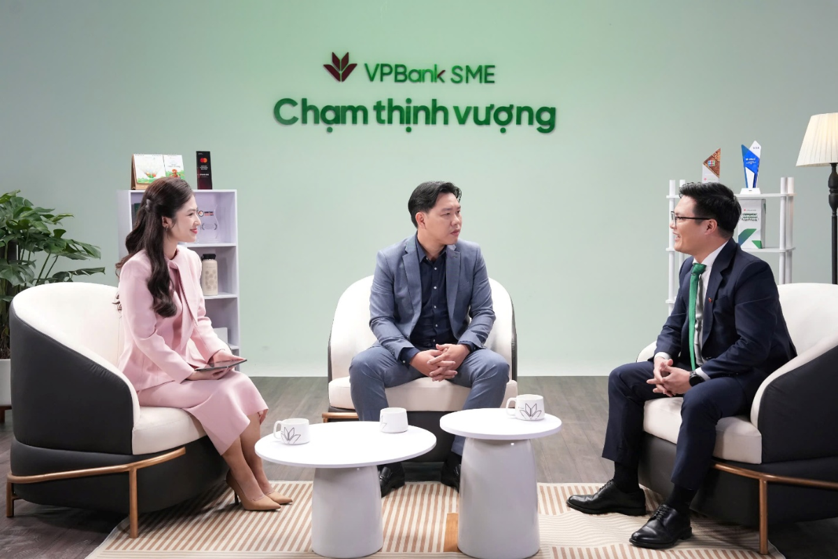 Ông Lê Hoài Ân - Chuyên gia tài chính - Founder IFSS (giữa) chia sẻ những điểm nghẽn của doanh nghiệp trong việc thanh toán số.