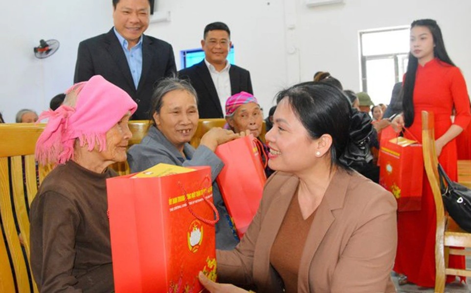 Phó Chủ tịch - Tổng Thư ký Ủy ban Trung ương MTTQ Việt Nam Hà Thị Nga trao quà Tết cho người dân