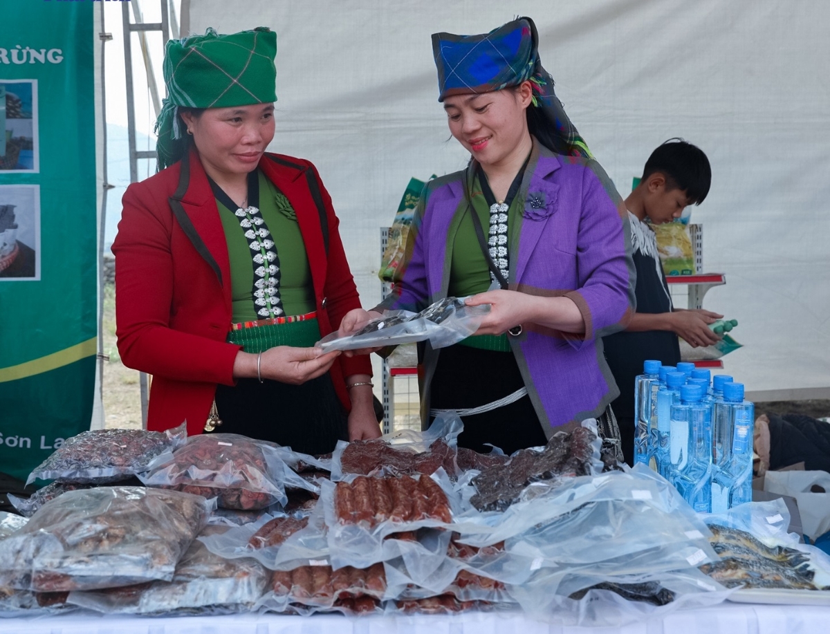 Nhiều đặc sản, sản phẩm OCOP được giới thiệu đến đông đảo du khách thập phương tại các lễ hội.