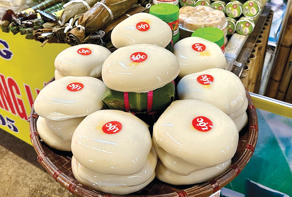 Sản phẩm bánh giầy xôi giã tay tại Lễ hội Đền Hùng (Phú Thọ), tạo ấn tượng với khách tham quan.