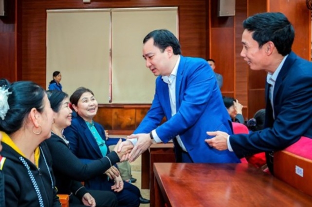 Ông Vũ Văn Tiến, Ủy viên Đoàn Chủ tịch, Trưởng Ban Tuyên giáo Cơ quan Ủy ban Trung ương MTTQ Việt Nam cùng các cử tri tham dự Hội nghị