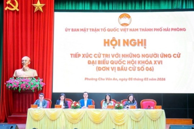 Ông Vũ Văn Tiến, Ủy viên Đoàn Chủ tịch, Trưởng Ban Tuyên giáo Cơ quan Ủy ban Trung ương MTTQ Việt Nam cùng các ứng cử viên đại biểu Quốc hội khóa XVI tham dự Hội nghị