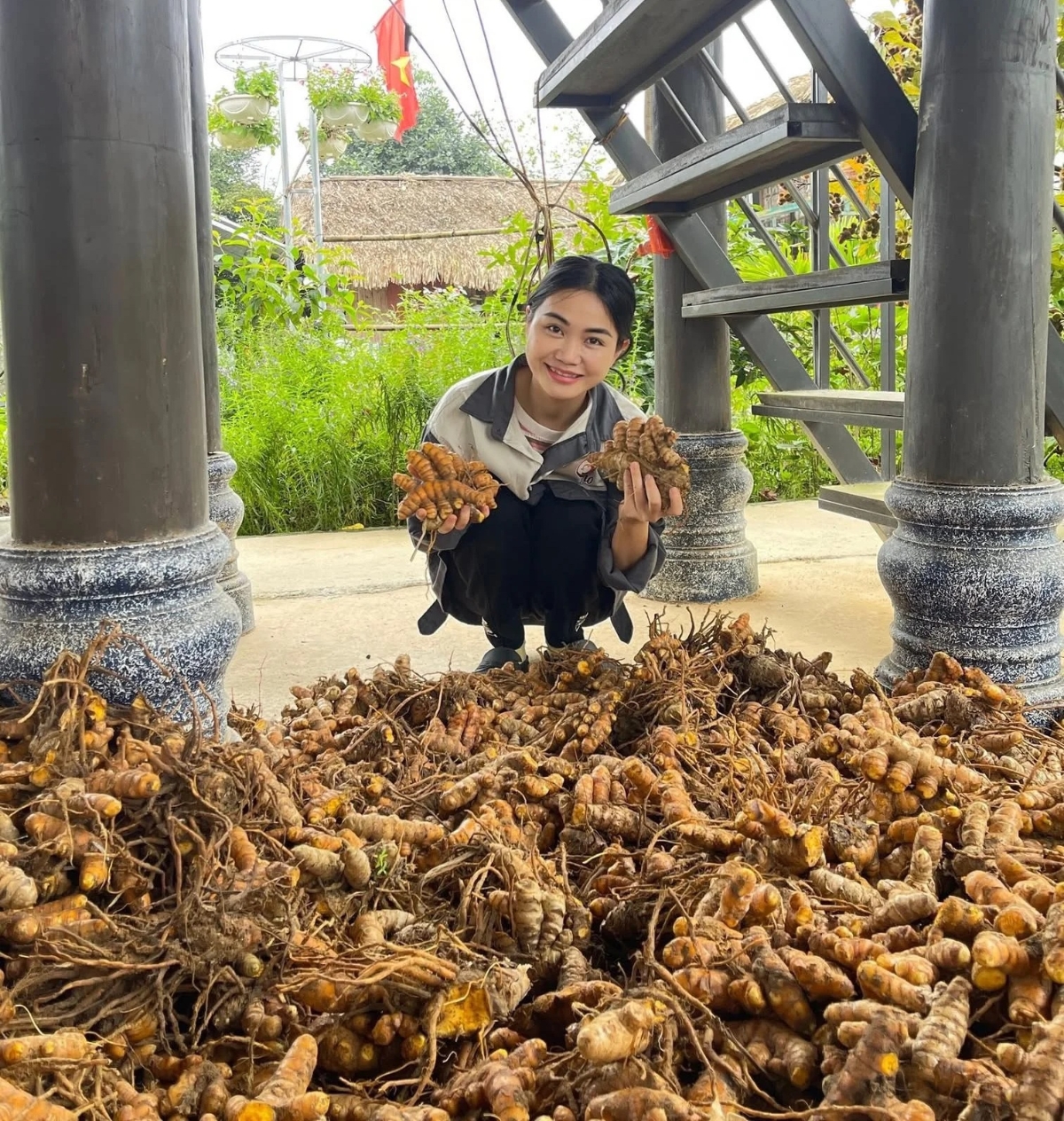 Chị Linh tận dụng 3 ha đồi trọc của gia đình để xây dựng mô hình vườn rừng, kết hợp trồng cây bản địa, cây ăn quả, dược liệu và nuôi ong dưới tán rừng.