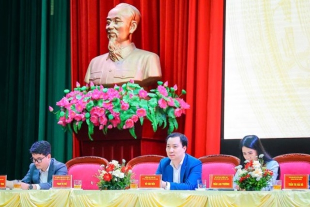 Ông Vũ Văn Tiến, Ủy viên Đoàn Chủ tịch, Trưởng Ban Tuyên giáo Cơ quan Ủy ban Trung ương MTTQ Việt Nam cùng các ứng cử viên đại biểu Quốc hội khóa XVI lắng nghe ý kiến của cử tri