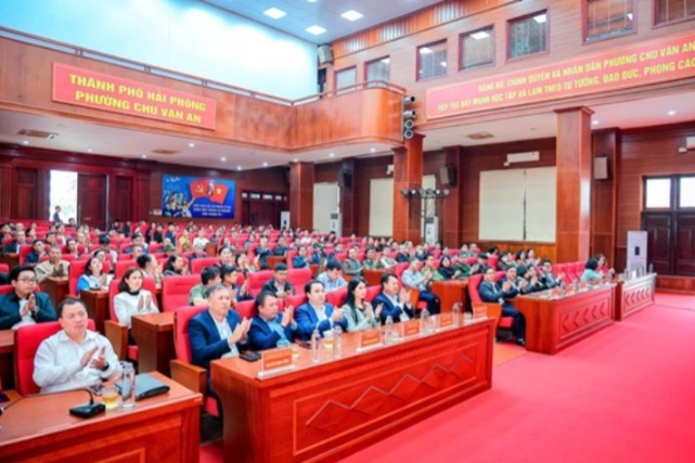 Ông Vũ Văn Tiến, Ủy viên Đoàn Chủ tịch, Trưởng Ban Tuyên giáo Cơ quan Ủy ban Trung ương MTTQ Việt Nam cùng các ứng cử viên đại biểu Quốc hội khóa XVI tham dự Hội nghị