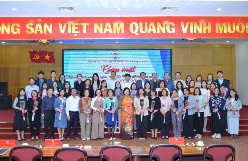 Liên minh HTX Việt Nam gặp mặt cán bộ chúc mừng Ngày Quốc tế Phụ nữ 8/3