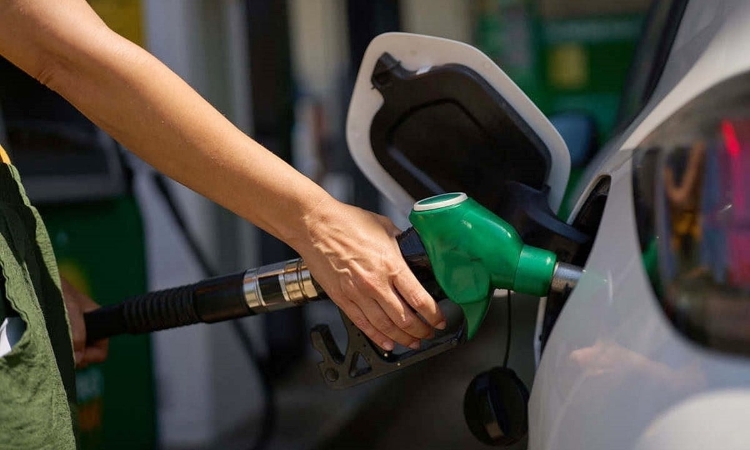 Giá xăng RON95-III lên hơn 27.000 đồng/lít