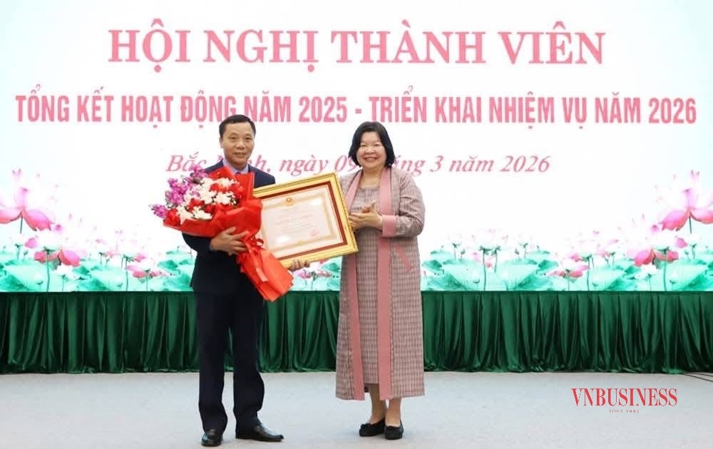 Thừa ủy quyền của Chủ tịch nước, Chủ tịch Liên minh HTX Việt Nam Cao Xuân Thu Vân trao Huân chương Lao động hạng Ba cho đồng chí Nguyễn Đức Hiền.