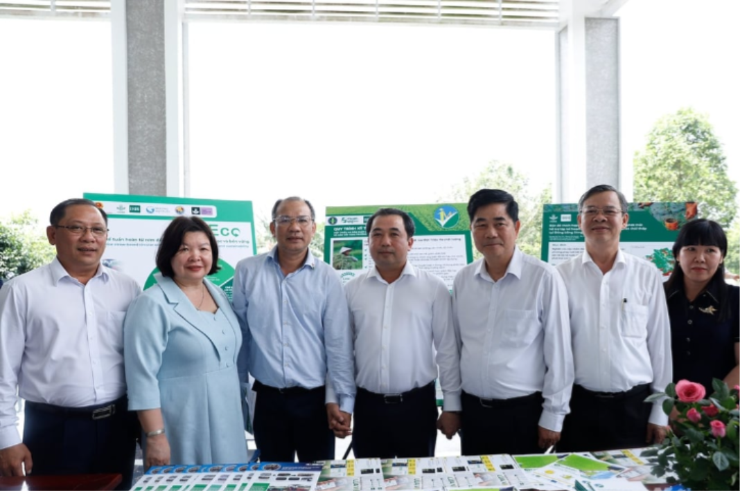 Bộ trưởng Trần Đức Thắng, nguyên Bộ trưởng Bộ NN&PTNT Cao Đức Phát, Chủ tịch UBND thành phố Cần Thơ Trương Cảnh Tuyên, Chủ tịch Liên minh HTX Việt Nam Cao Xuân Thu Vân chụp ảnh lưu niệm với các doanh nghiệp, nhà sản xuất tham gia đề án.
