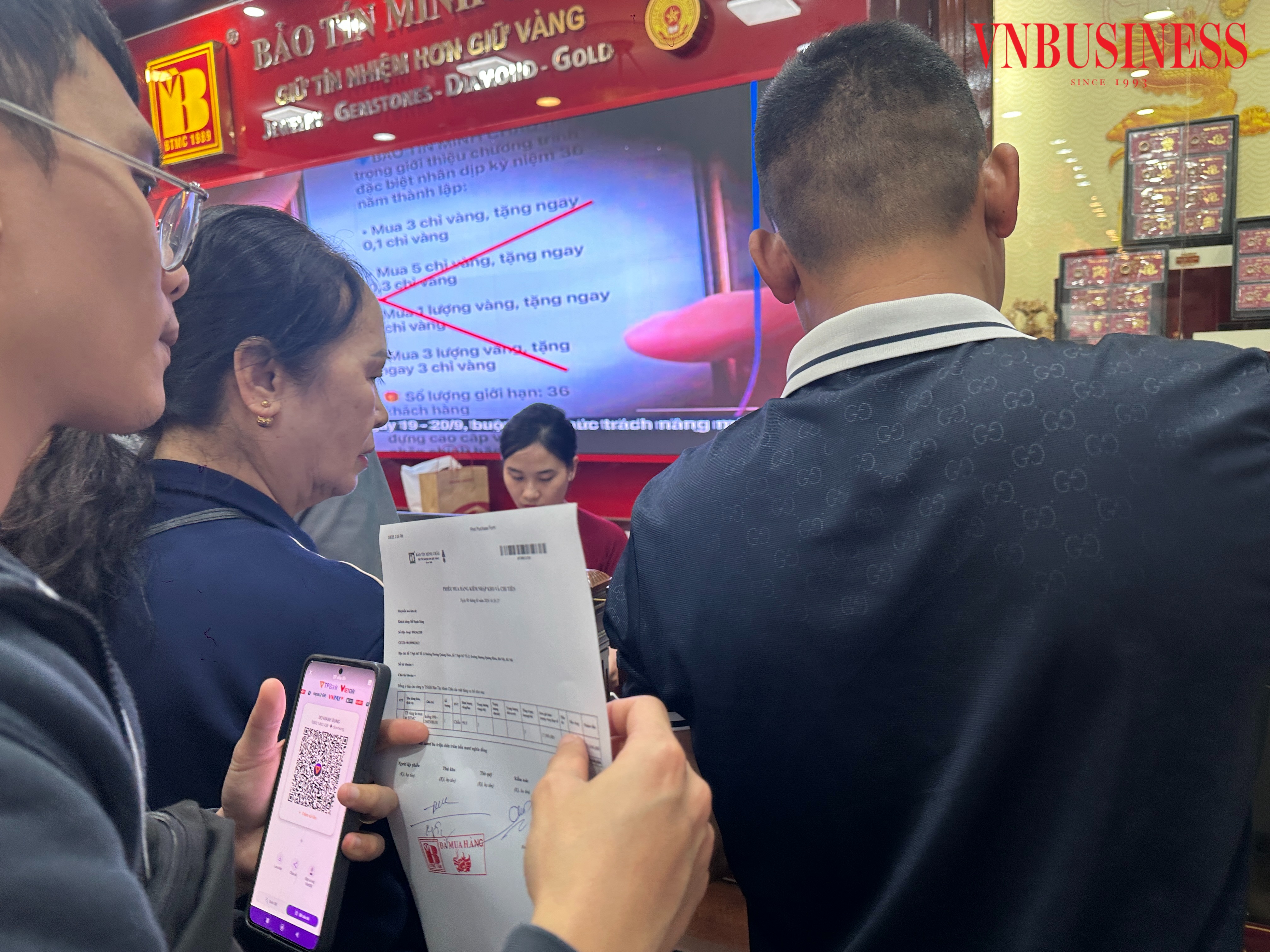 Nhiều khách hàng mở sẵn mã QR để nhận lại tiền.