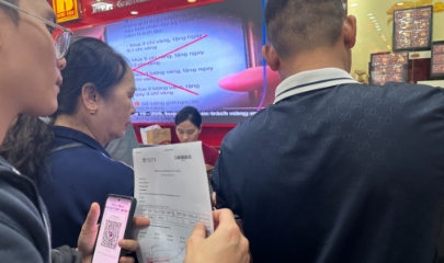Nhiều khách hàng mở sẵn mã QR để nhận lại tiền.
