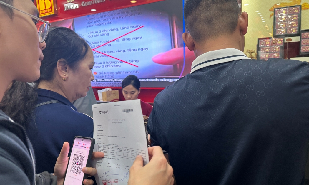 Nhiều khách hàng mở sẵn mã QR để nhận lại tiền.