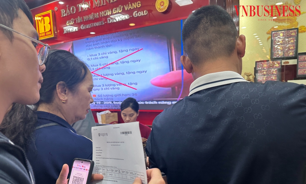 Nhiều khách hàng mở sẵn mã QR để nhận lại tiền.