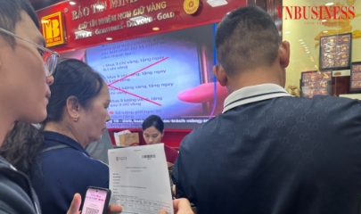 Nhiều khách hàng mở sẵn mã QR để nhận lại tiền.