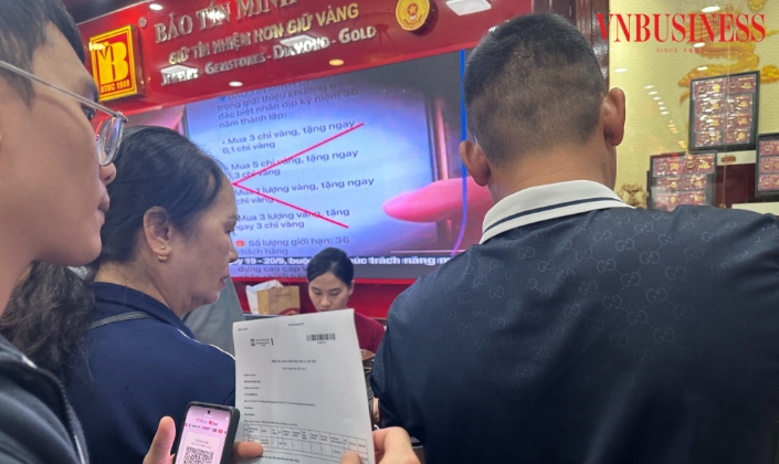 Nhiều khách hàng mở sẵn mã QR để nhận lại tiền.