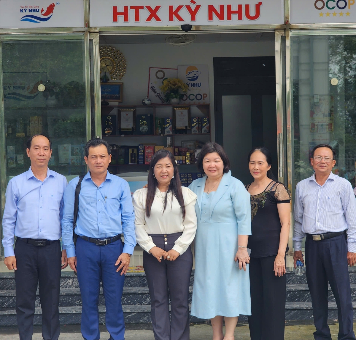 Chủ tịch Liên minh HTX Việt Nam Cao Xuân Thu Vân thăm mô hình HTX Kỳ Như.