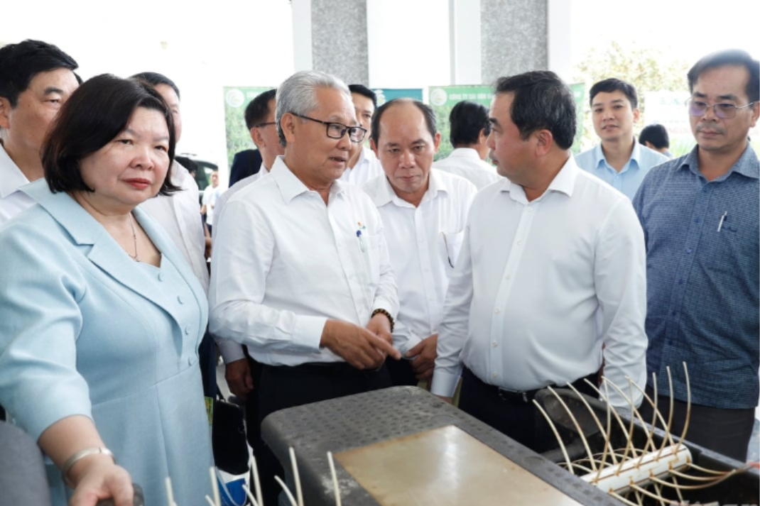 Bộ trưởng Trần Đức Thắng và Chủ tịch Cao Xuân Thu Vân trao đổi với Chủ tịch Tập đoàn Lộc Trời Huỳnh Văn Thòn.