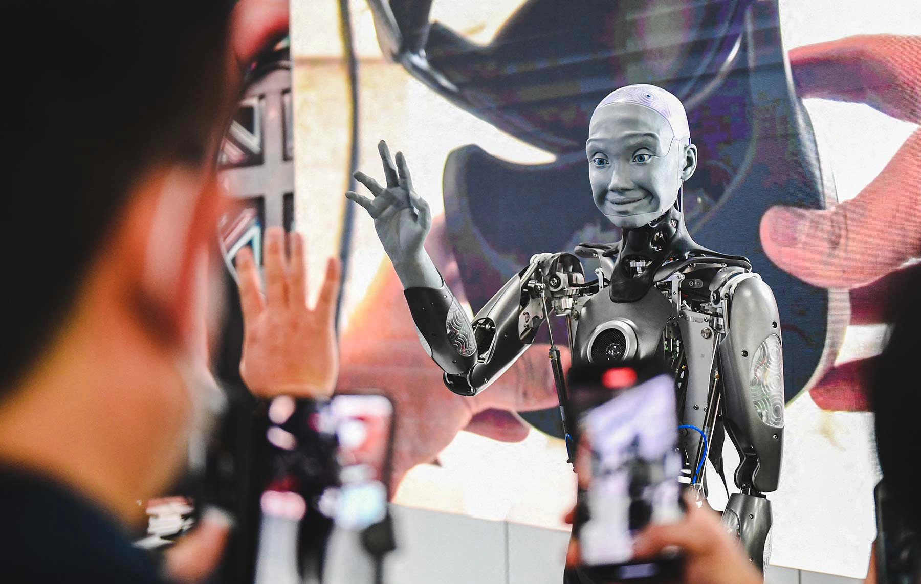 AI ngày càng được tích hợp sâu vào các nền tảng số, từ giáo dục đến an ninh mạng.