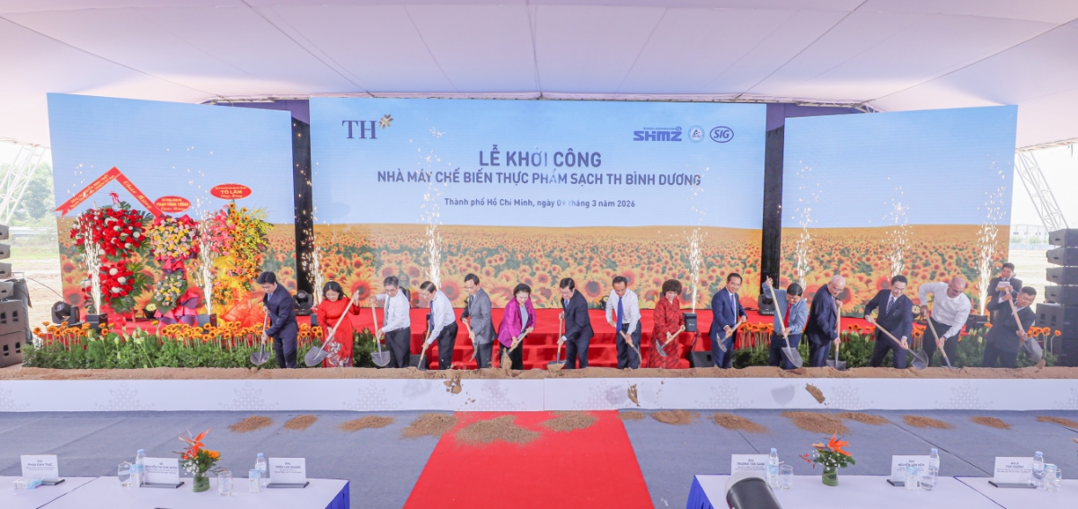 Các đại biểu thực hiện Nghi thức khởi công Nhà máy Chế biến thực phẩm sạch TH Bình Dương.