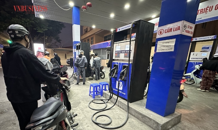 Chi mạnh Quỹ Bình ổn, giá xăng RON95 vẫn tăng hơn 300 đồng/lít