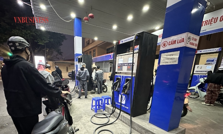 Chi mạnh Quỹ Bình ổn, giá xăng RON95 vẫn tăng hơn 300 đồng/lít