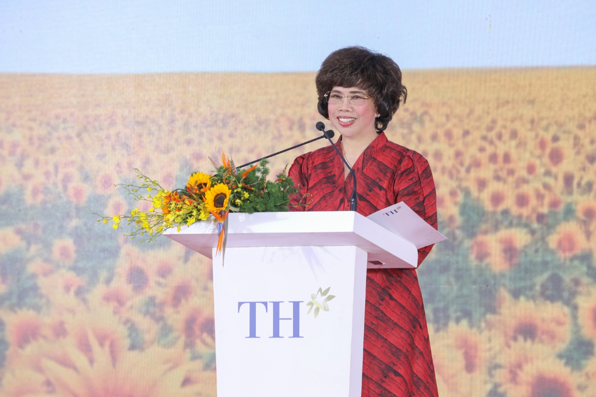 Anh hùng Lao động Thái Hương – Nhà sáng lập, Chủ tịch Hội đồng Chiến lược Tập đoàn TH chia sẻ tại Lễ khởi công Nhà máy Chế biến thực phẩm sạch TH Bình Dương.