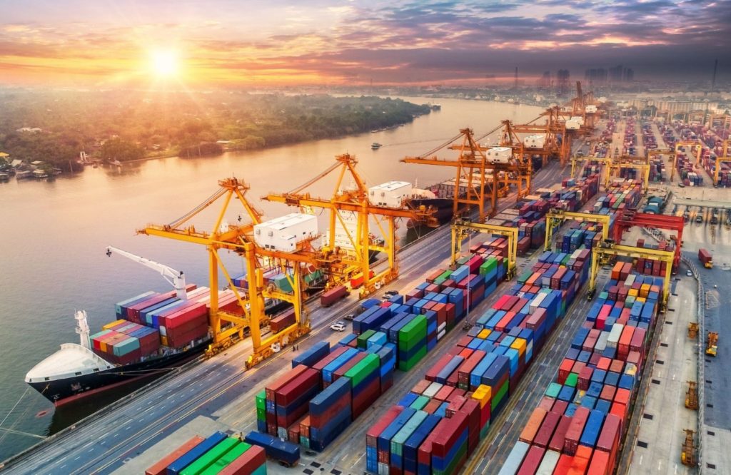 Thương mại điện tử xuyên biên giới thúc đẩy nhu cầu chuyển phát quốc tế.