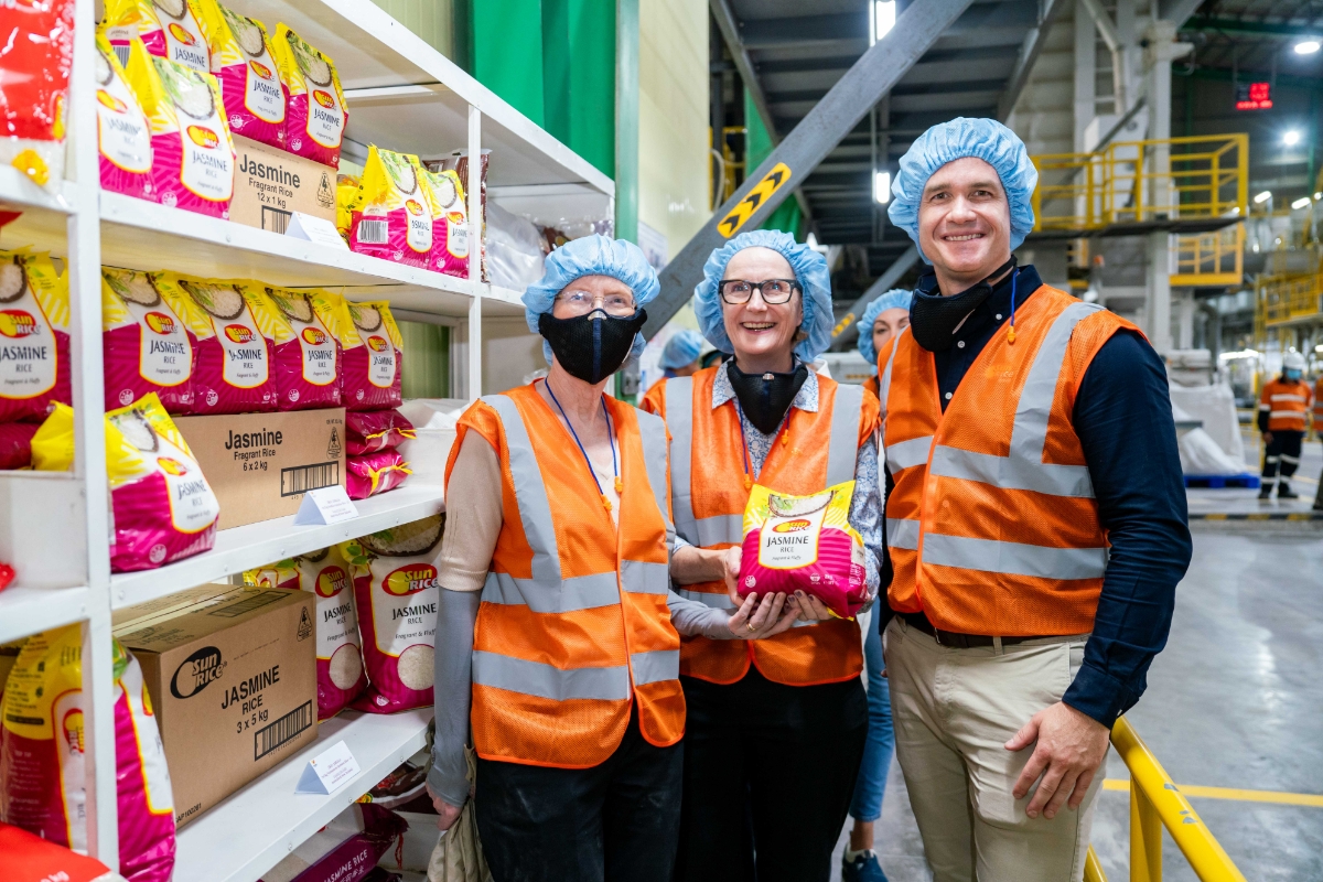 Đại sứ Australia bà Gillian Bird và Tổng Lãnh sự Australia bà Sarah Hooper cùng Giám đốc điều hành SunRice, ông Paul Serra, tham quan nhà máy Lấp Vò.