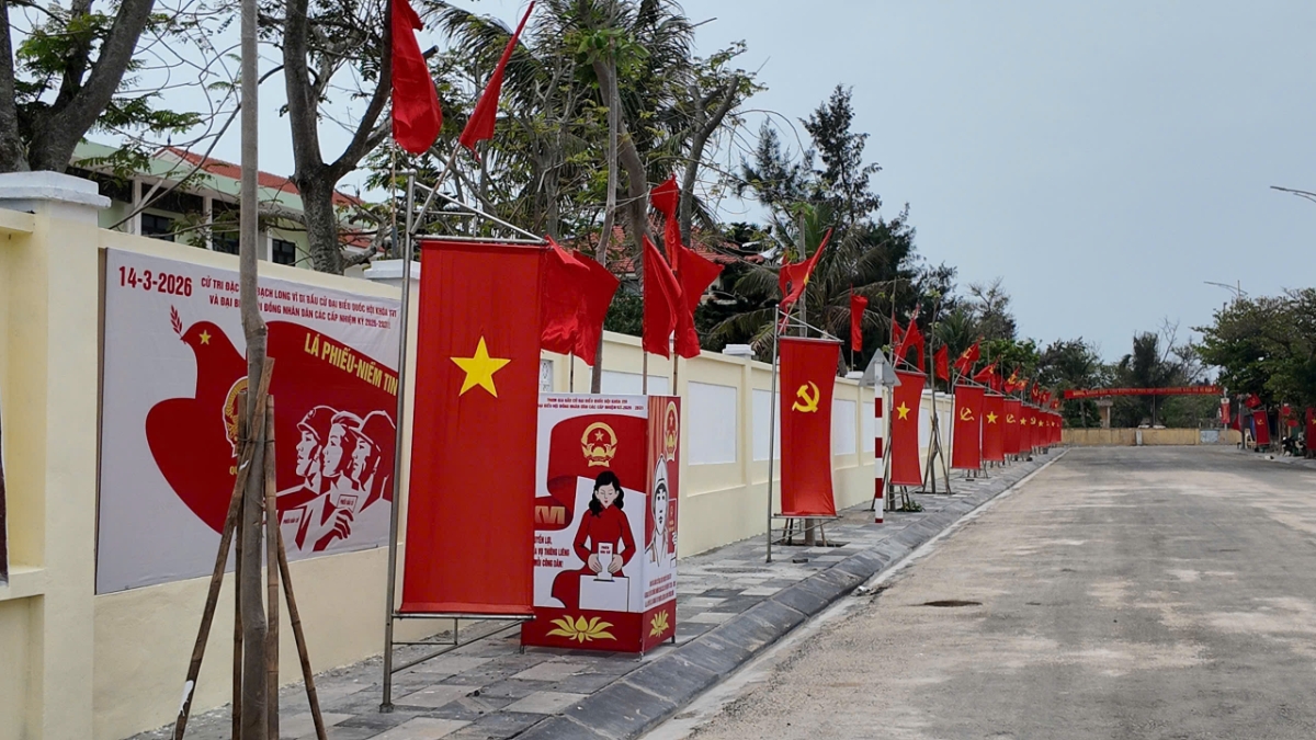 Khắp các con đường trên đảo xa bờ - đặc khu Bạch Long Vĩ rợp sắc cờ hoa sẵn sàng cho ngày bầu cử vào 14/3. Ảnh: Việt Anh