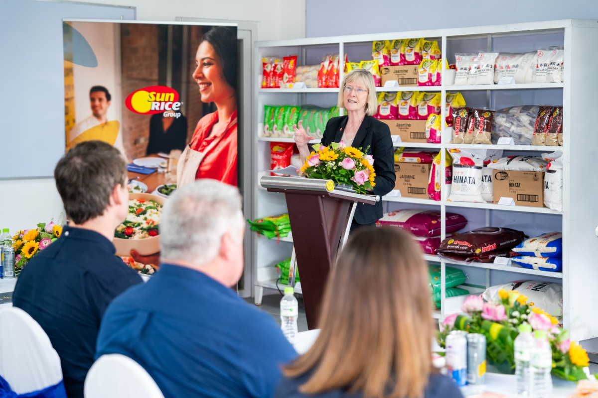 Đại sứ Australia bà Gillian Bird công bố dự án trong lần đầu đến thăm Nhà máy xay xát Lấp Vò. Dự án hợp tác công tư sẽ thúc đẩy chuỗi giá trị lúa gạo thích ứng với biến đổi khí hậu ở ĐBSCL.