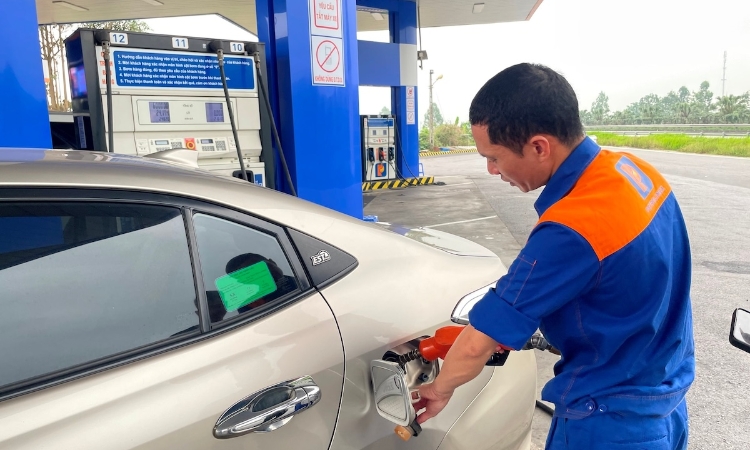 Tiếp tục chi Quỹ bình ổn, giá xăng RON95 giảm gần 4.000 đồng/lít