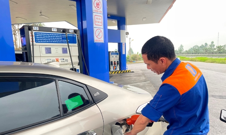 Tiếp tục chi Quỹ bình ổn, giá xăng RON95 giảm gần 4.000 đồng/lít
