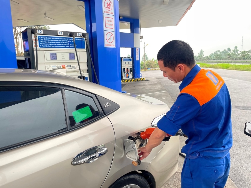 Tiếp tục chi Quỹ bình ổn, giá xăng RON95 giảm gần 4.000 đồng/lít