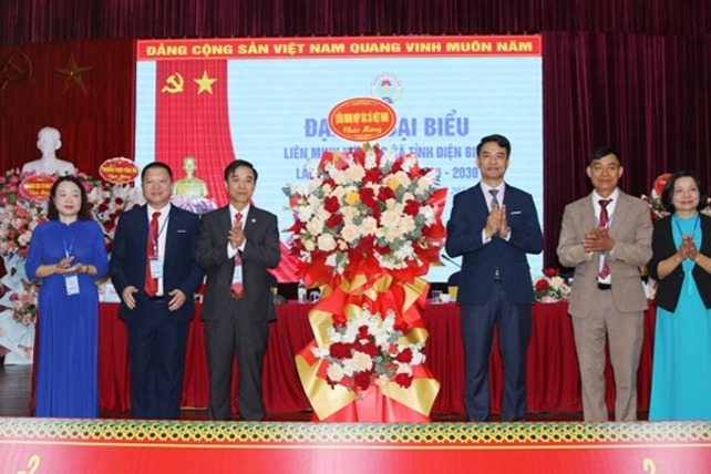 Đồng chí Đinh Hồng Thái, Phó Chủ tịch Liên minh HTX Việt Nam tặng hoa chúc mừng Đại hội.