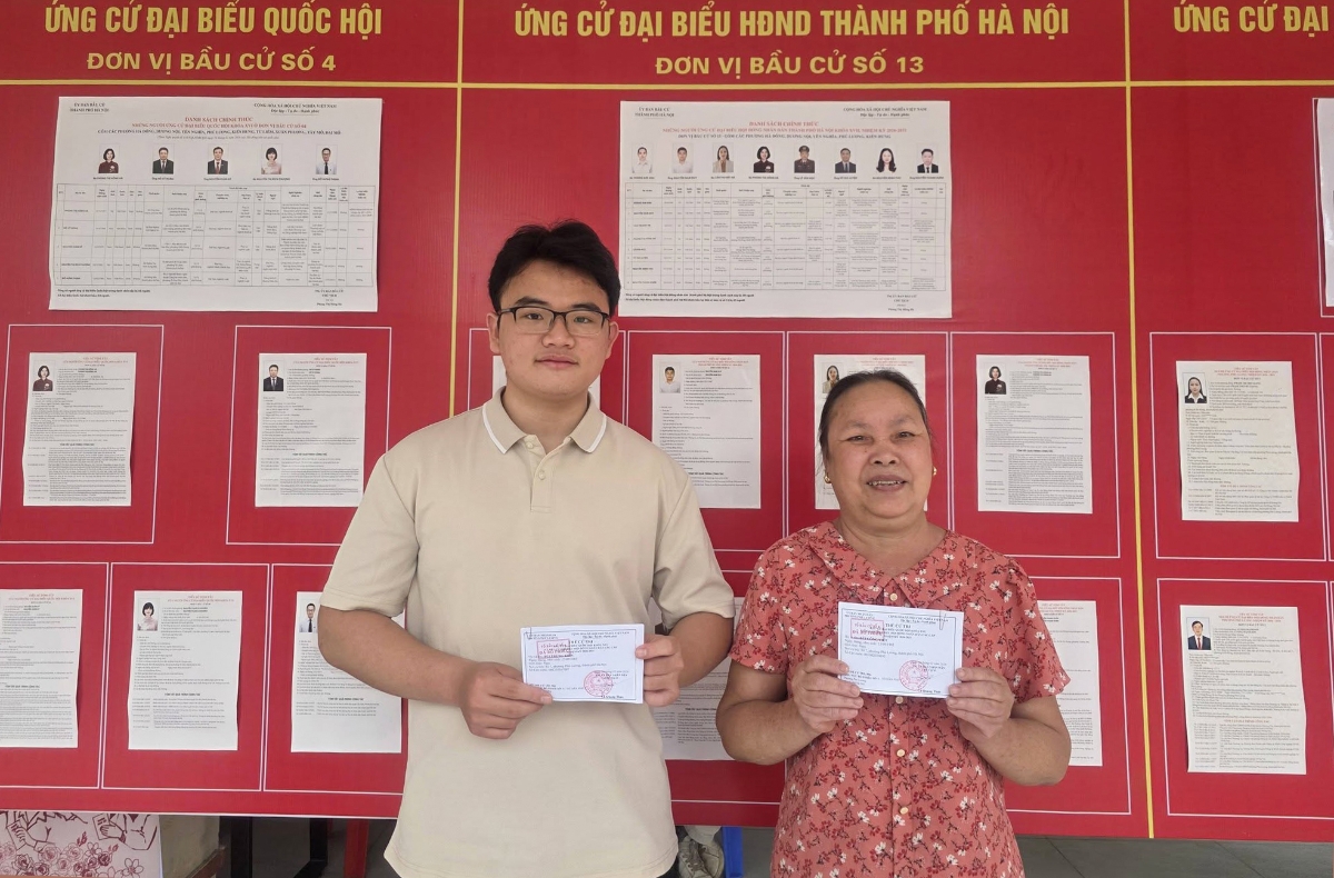 Lần đầu tham gia bầu cử, bạn trẻ Nguyễn Thọ Vinh (Phường Phú Lương) không giấu được niềm vui và sự phấn khởi khi tự tay bỏ lá phiếu của mình, thực hiện quyền công dân và góp phần lựa chọn những đại biểu tiêu biểu đất nước.