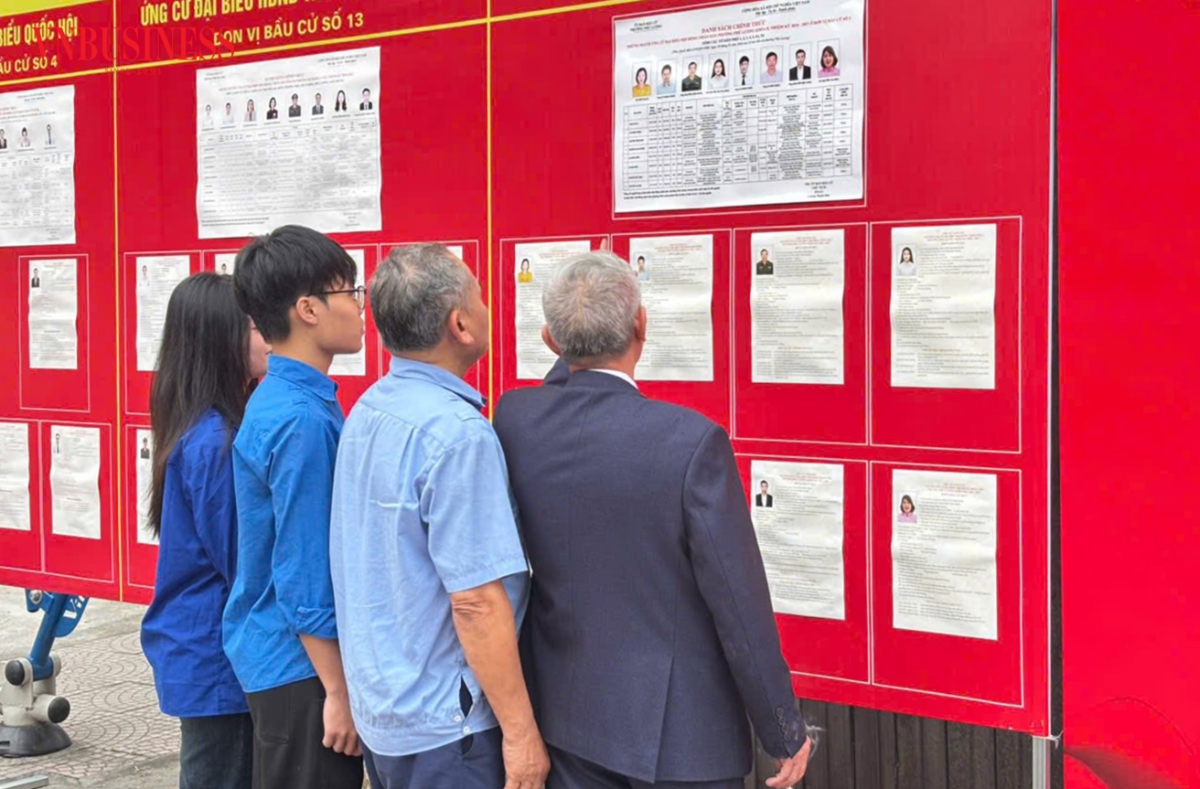 Cử tri nghiêm túc theo dõi danh sách ứng cử viên, tìm hiểu thông tin trước khi thực hiện quyền lựa chọn, thể hiện tinh thần trách nhiệm và ý thức công dân trong việc xây dựng bộ máy chính quyền các cấp.