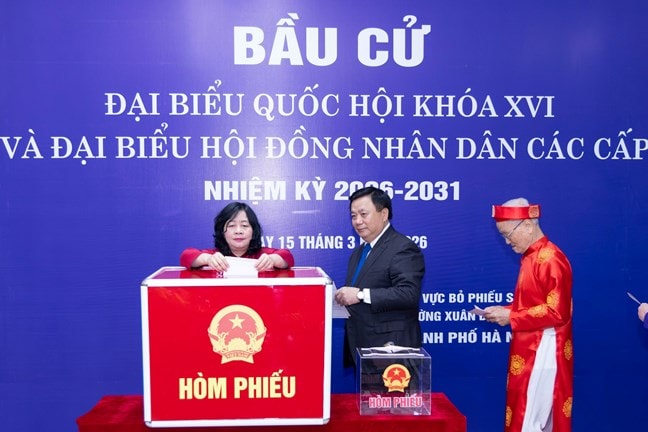 Chủ tịch Ủy ban Trung ương MTTQ Việt Nam Bùi Thị Minh Hoài bỏ phiếu bầu cử tại Hà Nội