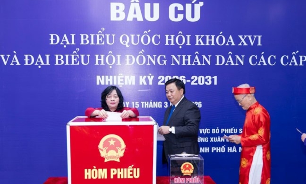 Ủy viên Bộ Chính trị, Bí thư Trung ương Đảng, Chủ tịch Ủy ban Trung ương Mặt trận Tổ quốc Việt Nam Bùi Thị Minh Hoài cùng các đại biểu bỏ những lá phiếu đầu tiên