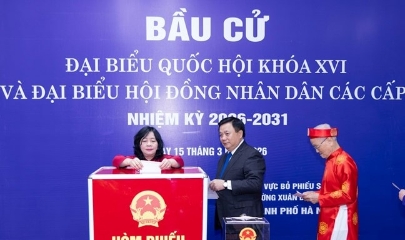 Ủy viên Bộ Chính trị, Bí thư Trung ương Đảng, Chủ tịch Ủy ban Trung ương Mặt trận Tổ quốc Việt Nam Bùi Thị Minh Hoài cùng các đại biểu bỏ những lá phiếu đầu tiên